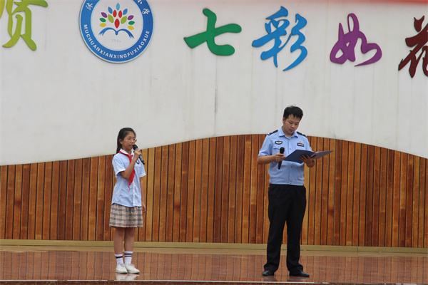 凌霄和学生互动