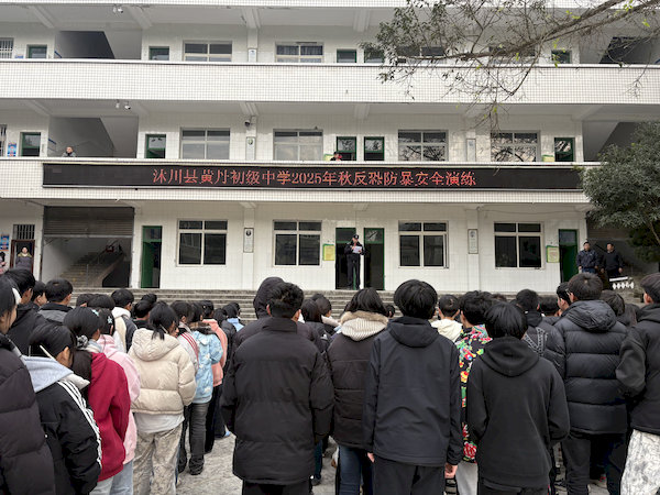 民警讲解反恐常识