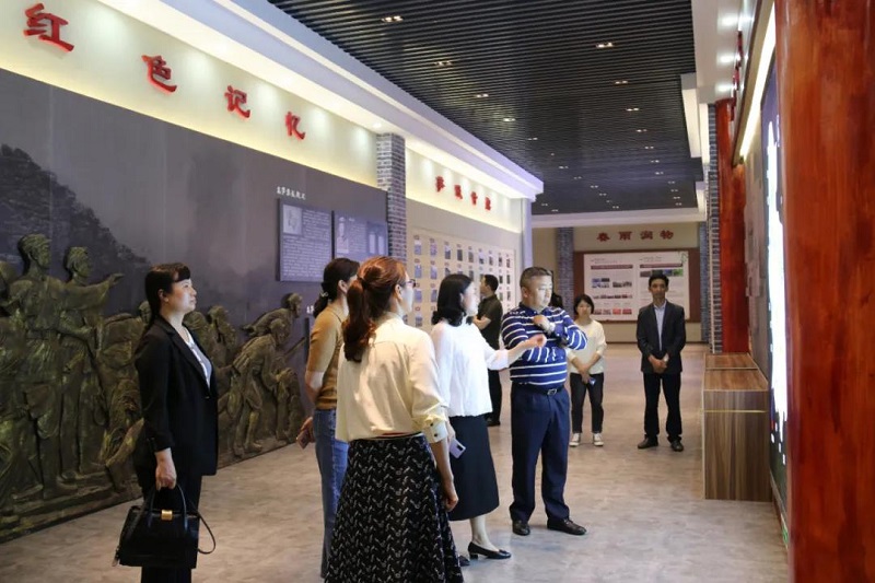 参观高笋乡安坪村红色博物馆