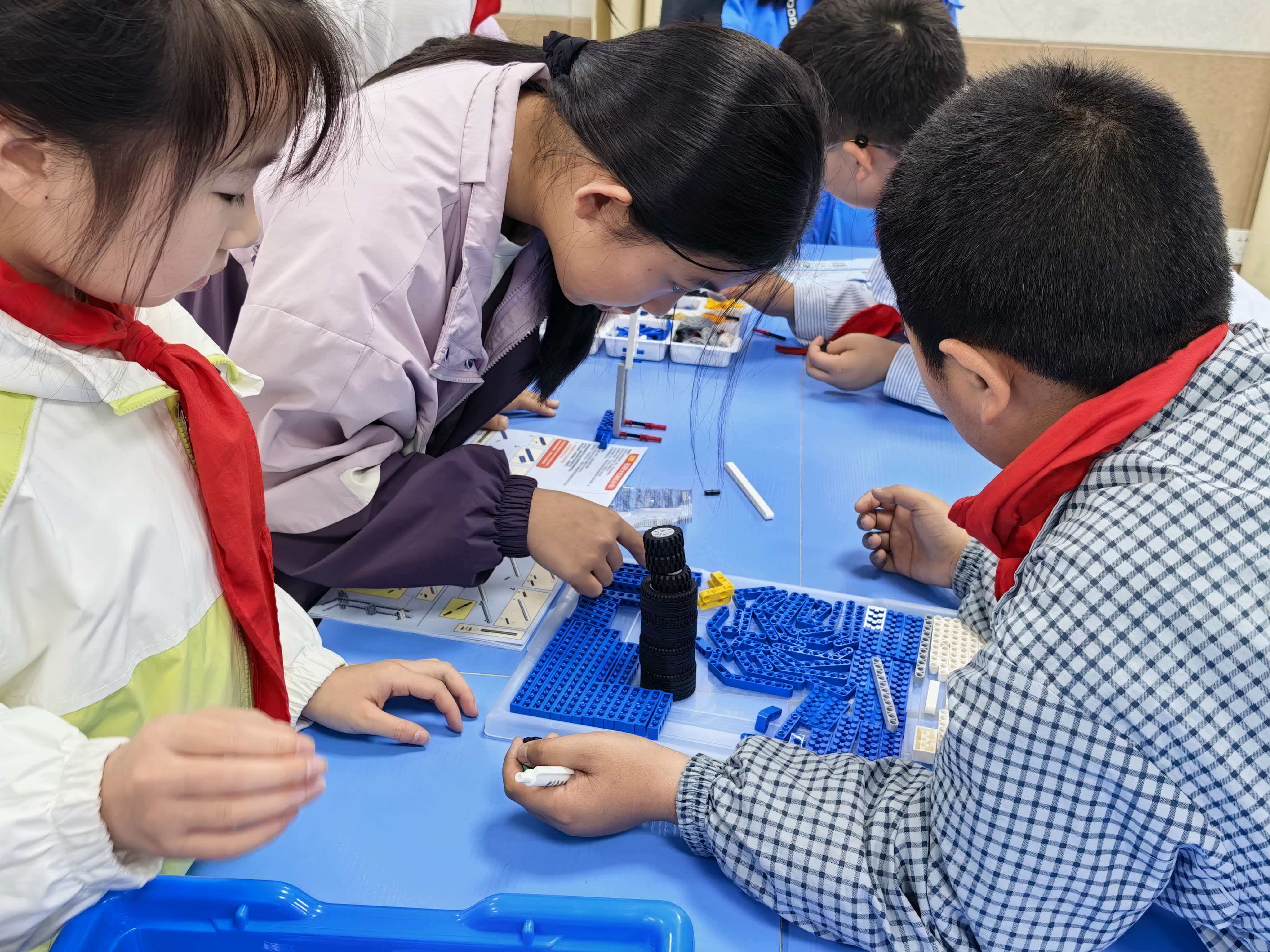学生拼装积木机器人